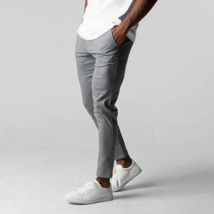 Bequeme, dehnbare Herrenhose im Slim-Fit für optimalen Komfort den ganzen Tag. Perfekt für Business & Freizeit.