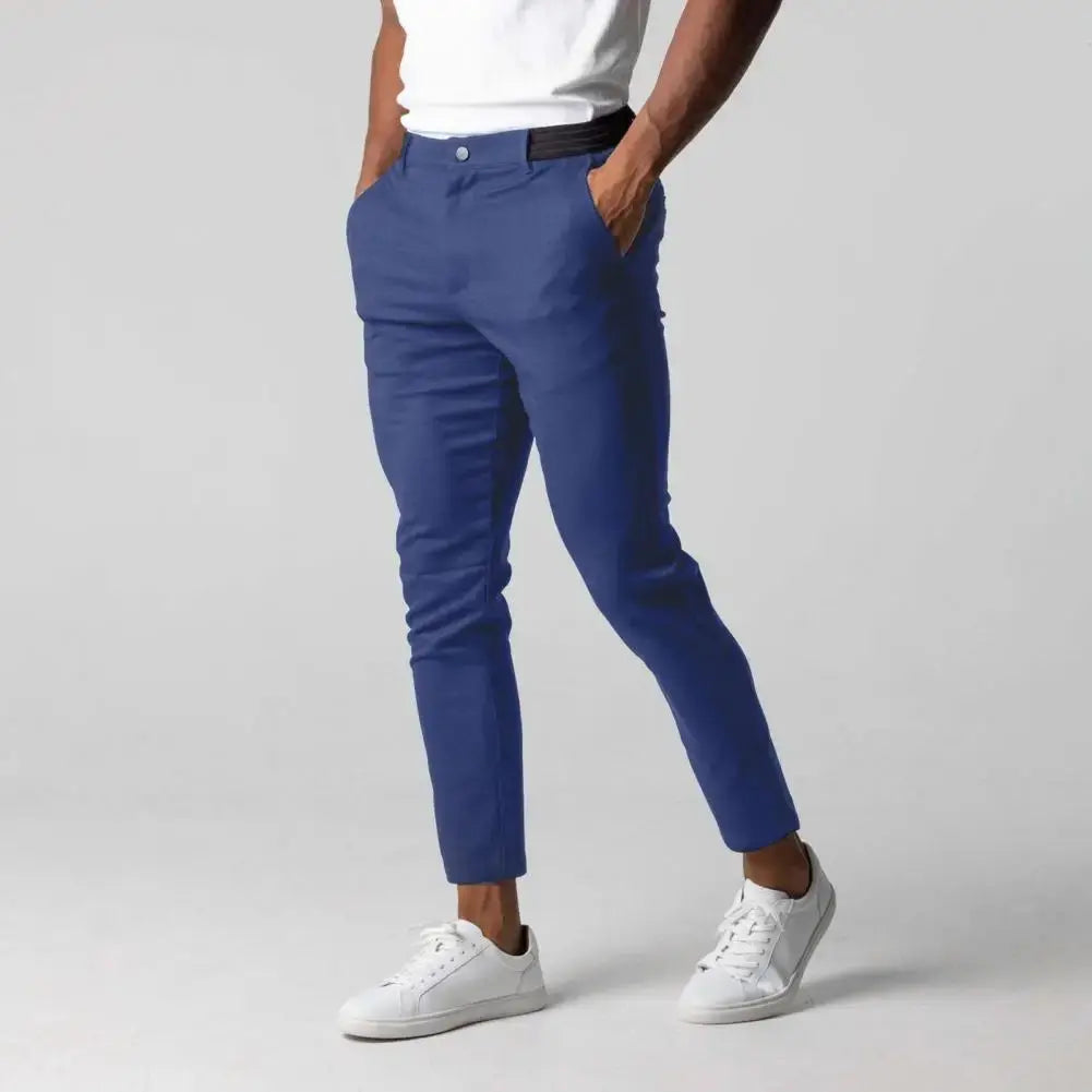 Mann trägt dehnbare Slim-Fit Herren Businesshose, elegant & bequem. Perfekt für Büro und Freizeit. Stilvolle Herrenmode.