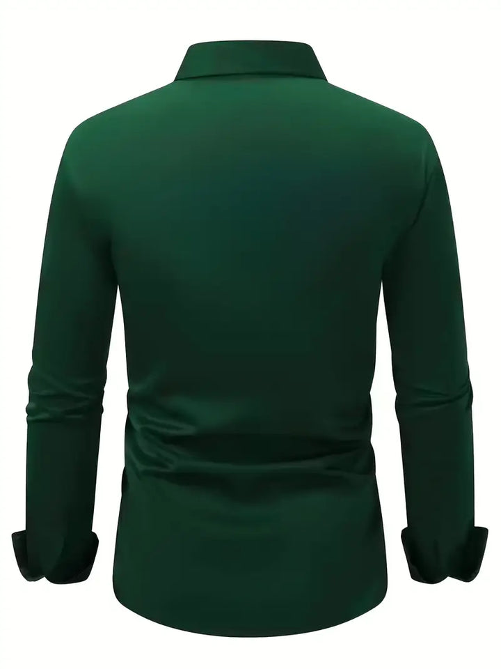 Mann trägt ein perfekt sitzendes Slim Fit Langarmhemd, gepflegter und selbstbewusster Look.