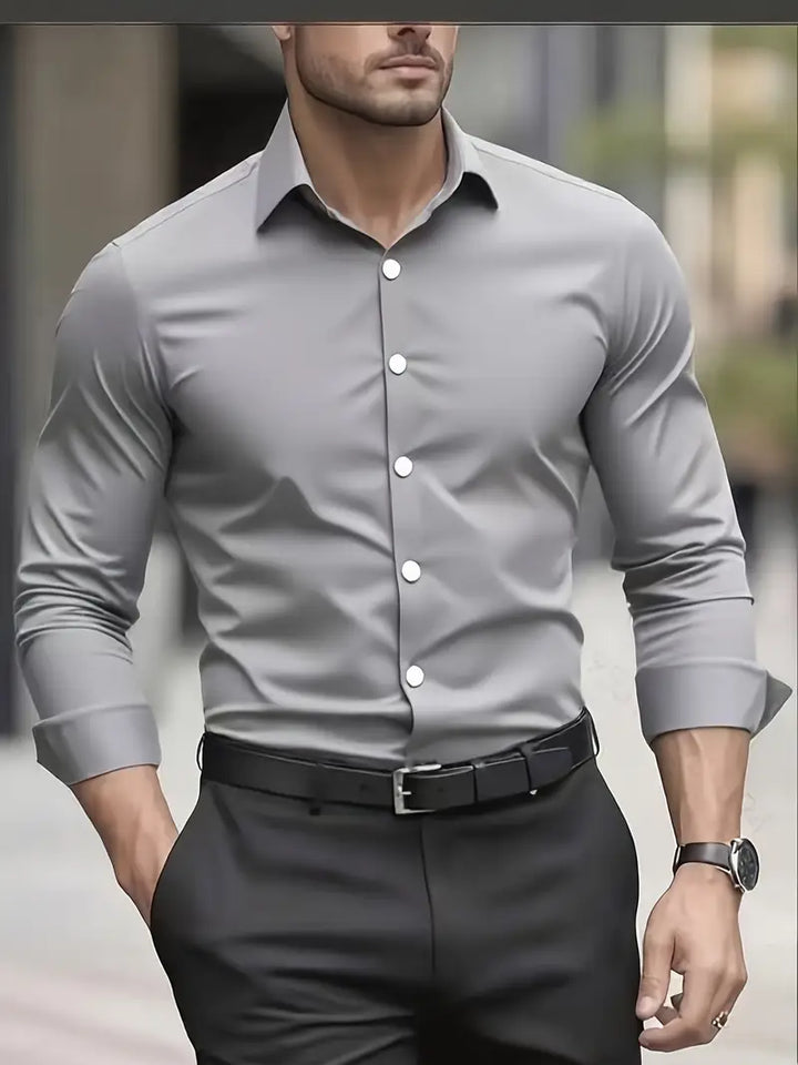 Slim Fit Langarmhemd unter einem Sakko, komplettes Business-Outfit, seriös und stilvoll.