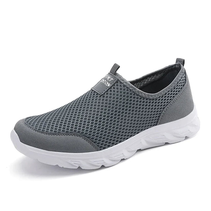 Die rutschfeste Sohle der Herren Slip-On Sneakers bietet sicheren Halt und hohen Gehkomfort.