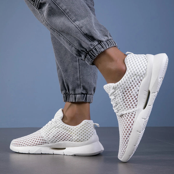 Detailaufnahme: Atmungsaktives Mesh-Material der Herren Komfort-Sneaker für optimalen Luftaustausch.
