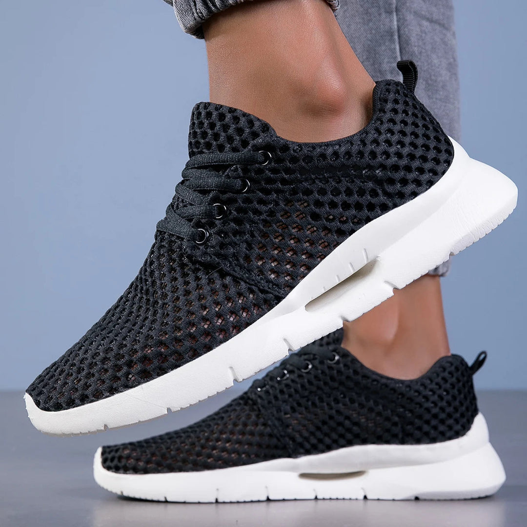 Mann trägt bequeme, atmungsaktive Herren Schnürschuhe im sportlichen Stil, perfekt für den Sommer.