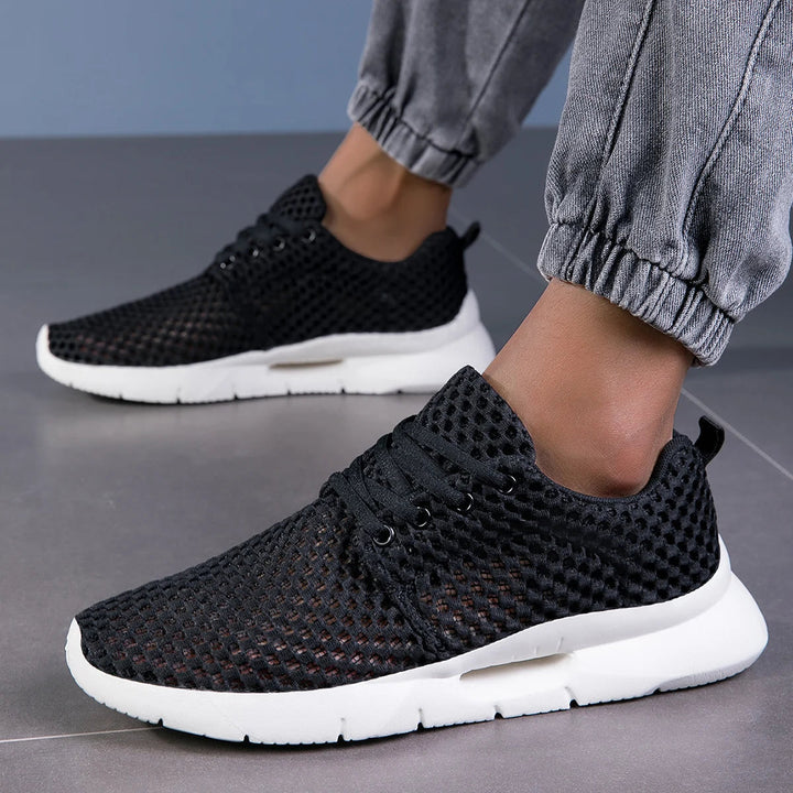 Rückansicht der Herren Komfort-Sneaker, atmungsaktiv und leicht, mit modernem Design.