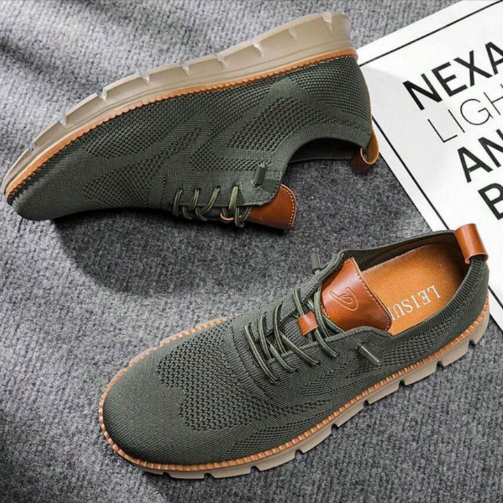 Komfortable Fersenpartie der leichten Herren Sneaker. Atmungsaktive Freizeitschuhe für lange Tage.