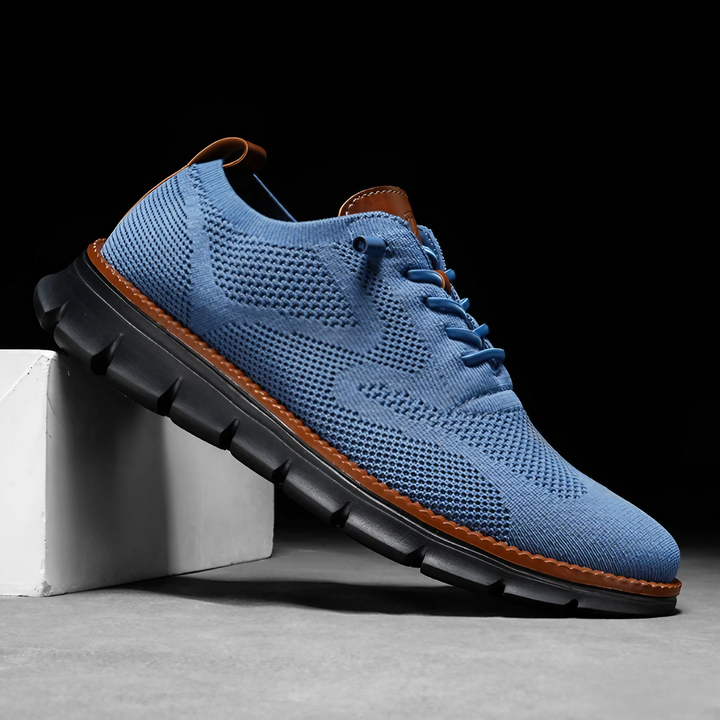 Mann trägt leichte Herren Sneaker. Bequeme Alltagsschuhe für sportlichen Look & aktiven Lebensstil.