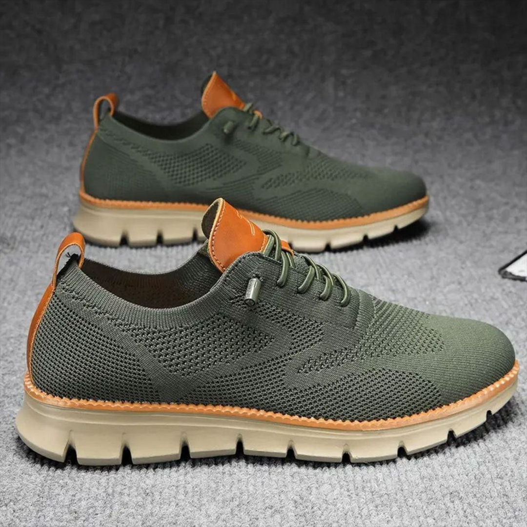 Bequeme Herren Sneaker am Fuß. Moderne Freizeitschuhe für den Alltag, leicht und atmungsaktiv.