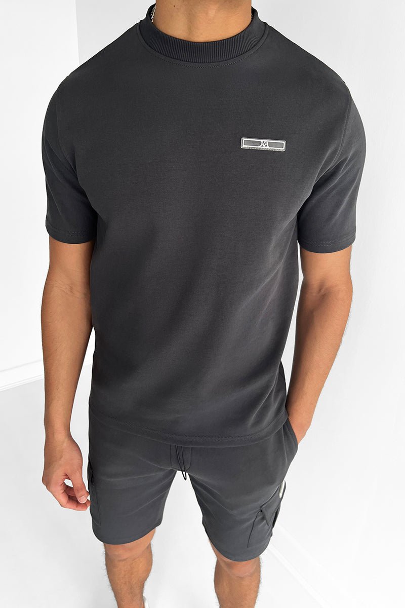 Stylisches Herren Sommer Outfit: T-Shirt & Shorts, perfekt für heiße Tage & Freizeit.