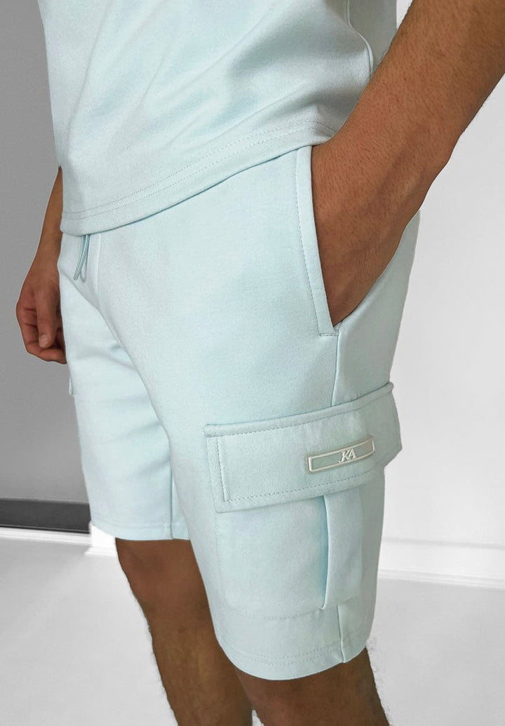 Multifarbenes Herren Sommer Set mit weichem T-Shirt und Shorts, perfekt für heiße Tage.