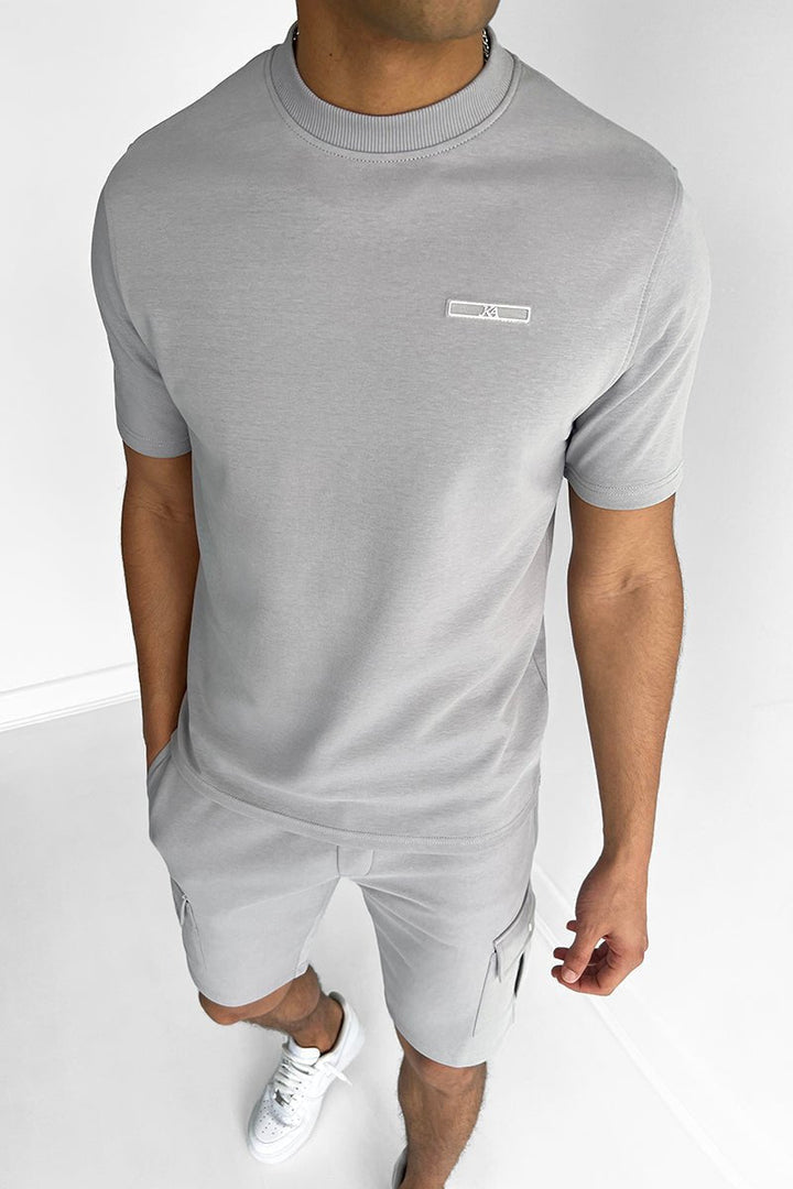 Herren Casual Sommer Set: Atmungsaktives T-Shirt & Shorts in Grau, bequem für Streetwear.