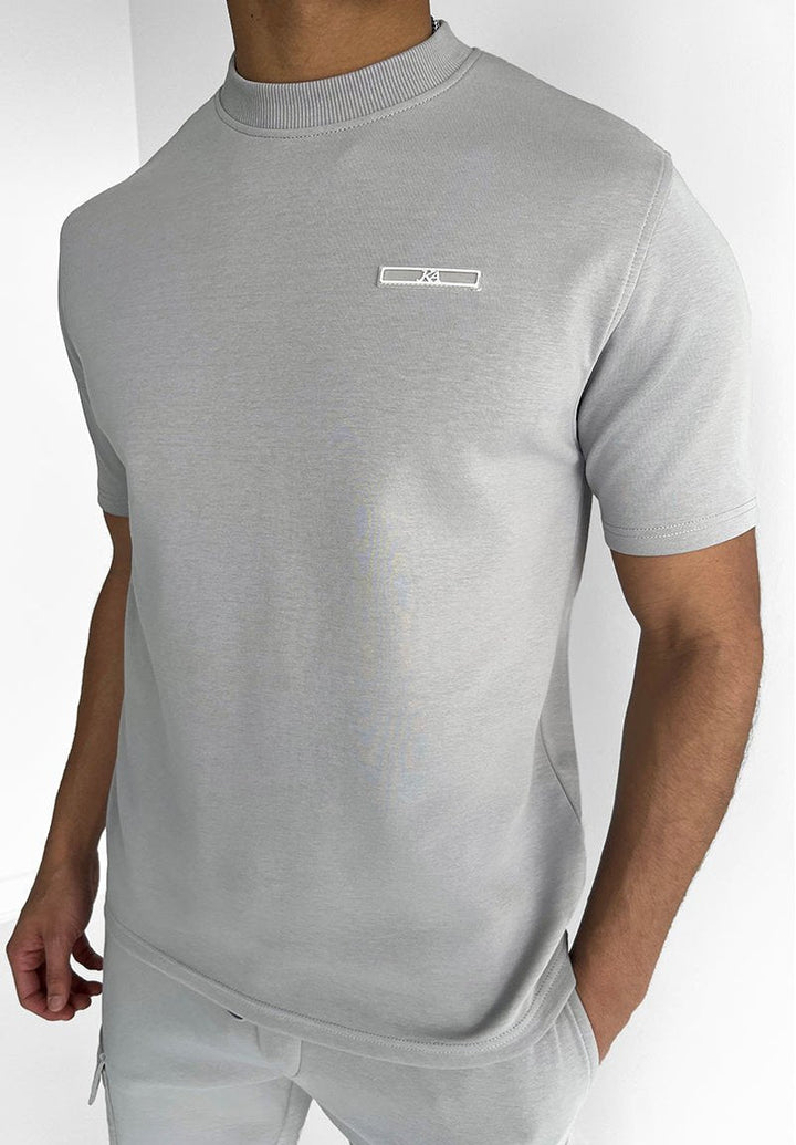 Leichtes Herren Sommer Set: T-Shirt & Shorts in Weiß, ideal für entspannte Tage.