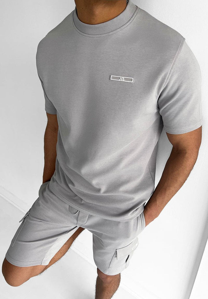 Herren Freizeit Set: Bequemes T-Shirt & Shorts in Rot, perfekt für den Sommer.