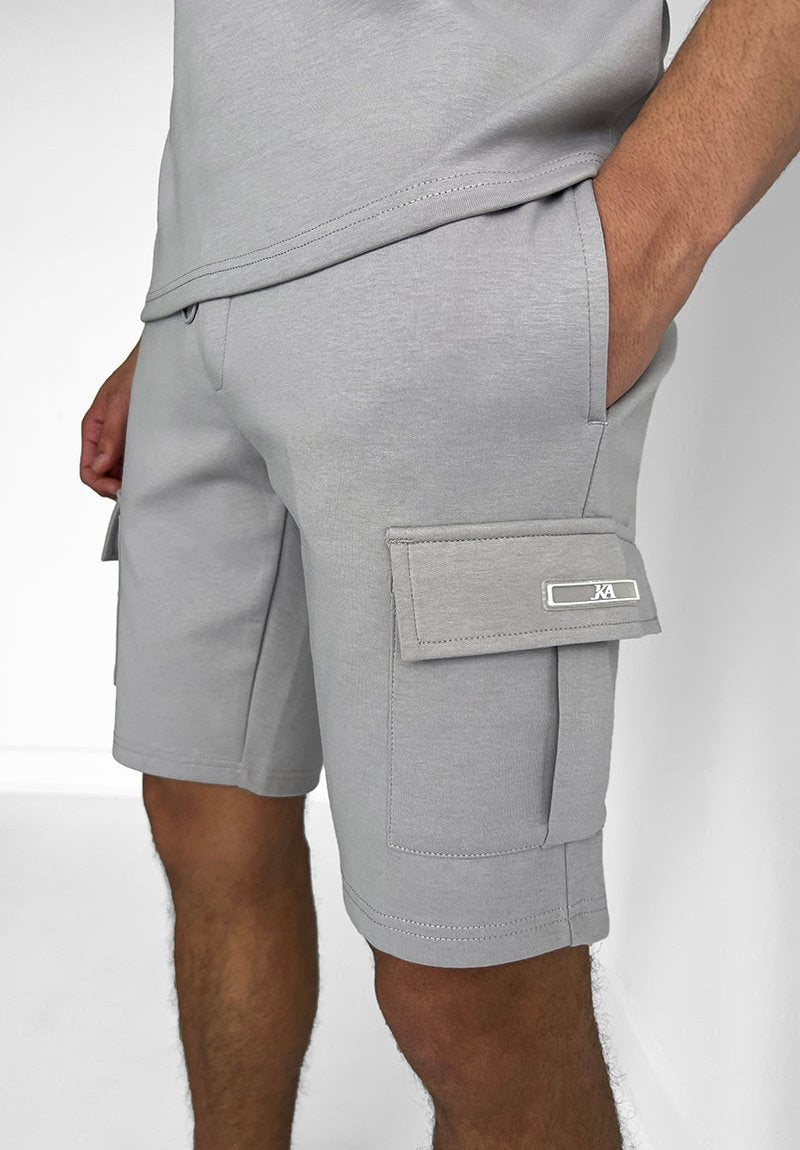 Sportliches Herren Sommer Set in Gelb: T-Shirt & Shorts für aktive Freizeit.