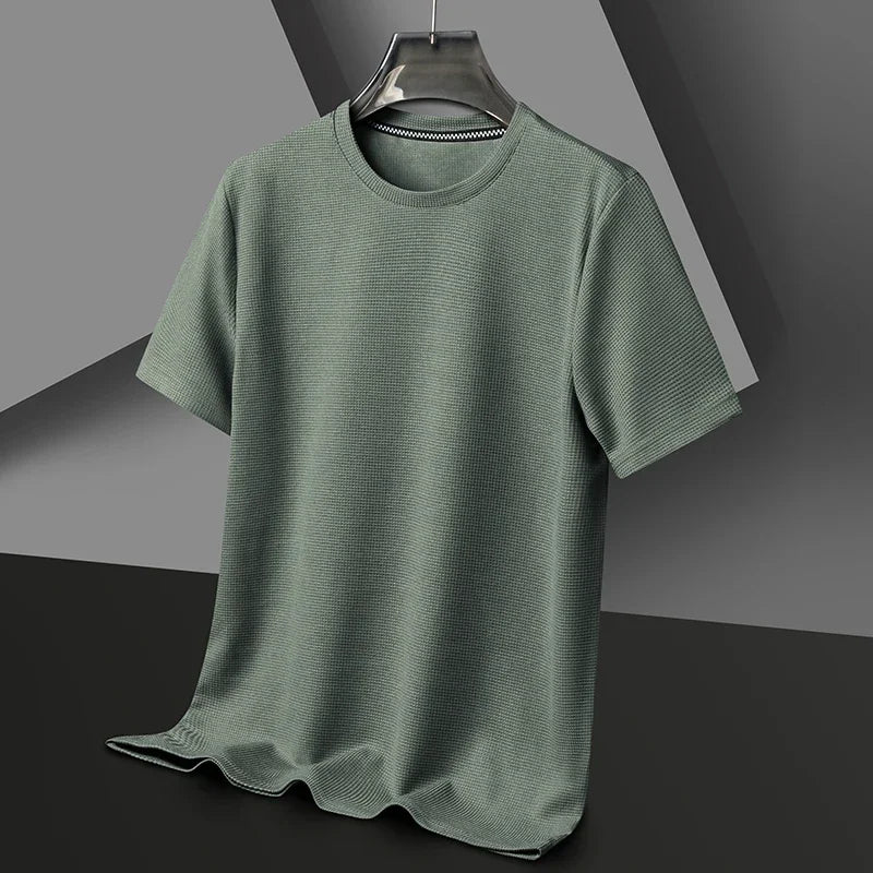 Mann trägt lässiges Herren Sommer T-Shirt im Relaxed Fit für Freizeitmode.