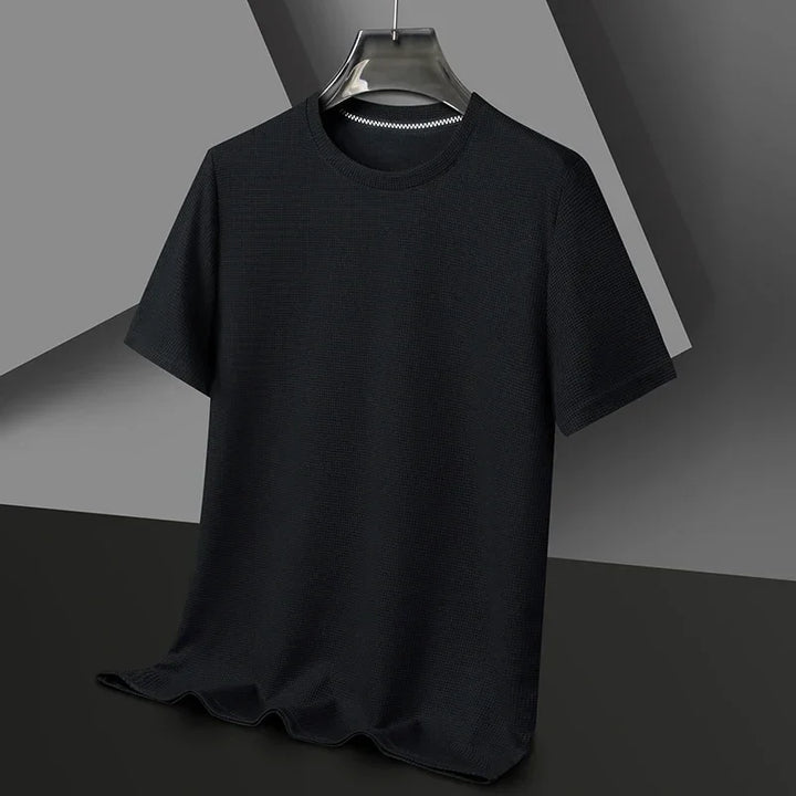 Gefaltetes Herren Sommer T-Shirt mit Waffelstruktur, bereit für Komfort.