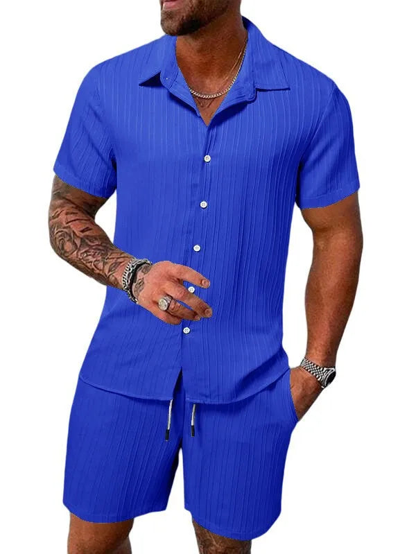Trendiger Herren Zweiteiler mit feinem Strukturmuster für einen entspannten Sommer-Stil.