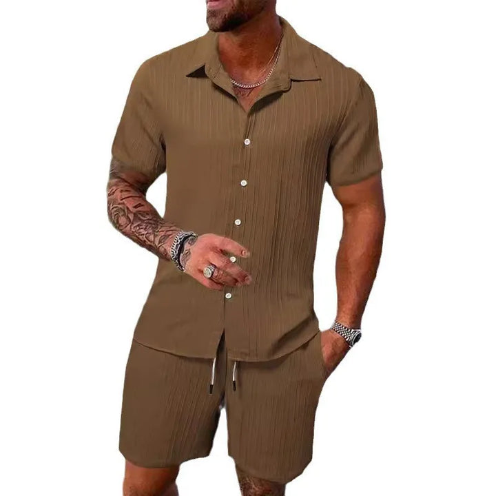 Komfortable Herren Shorts für Freizeit und Urlaub, passend zum strukturierten Kurzarmhemd.