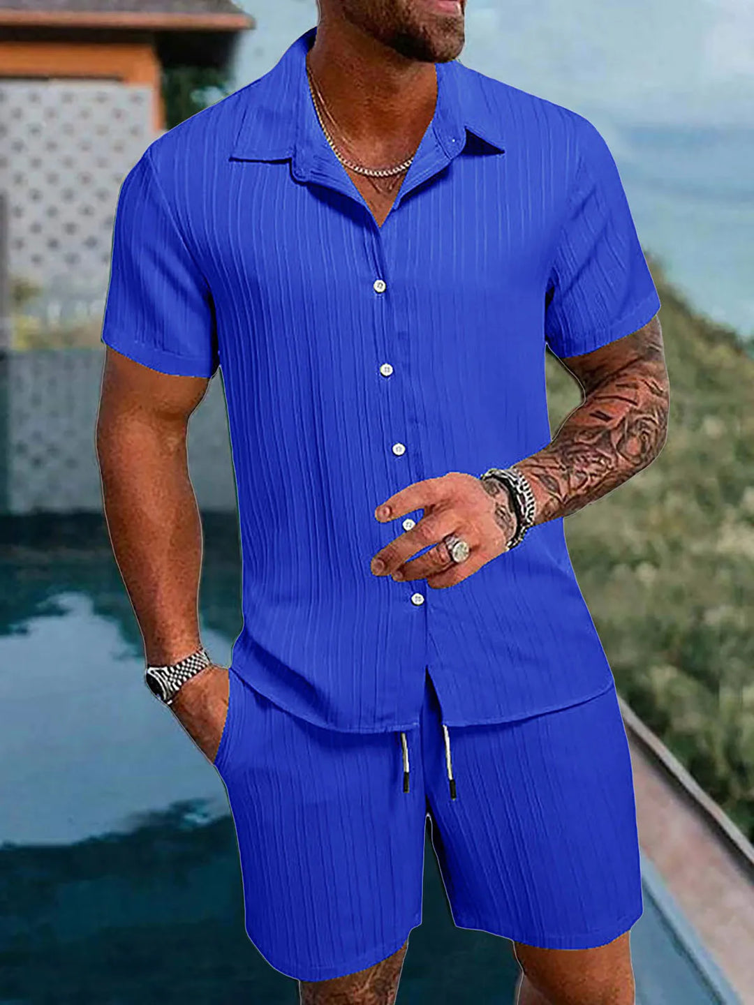Sommerlicher Herren Freizeitanzug: Kurzarmhemd & Shorts aus atmungsaktivem Strukturstoff.