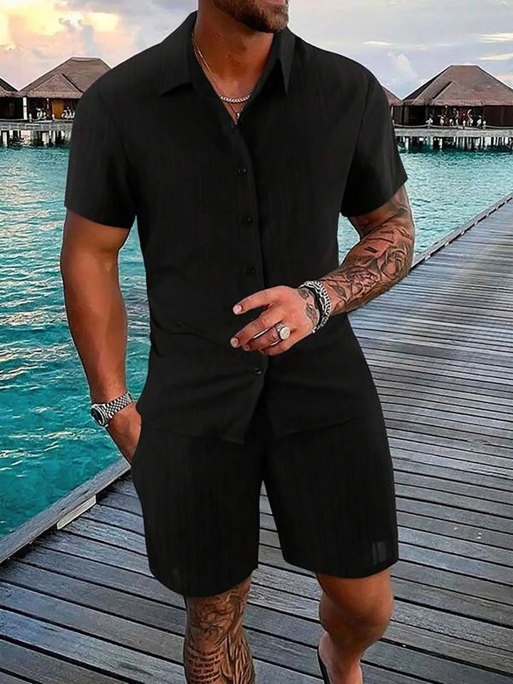 Entspannter Herren Look: Zweiteiler mit Kurzarmhemd & Shorts im trendigen Strukturmuster.