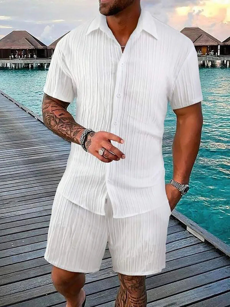 Stylisches Herren Set: Strukturiertes Kurzarmhemd & passende Shorts. Ideal für warme Tage.
