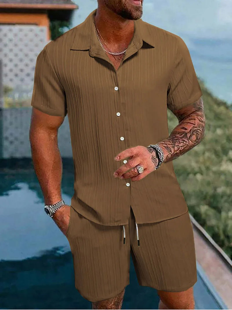 Komplettes Freizeit-Set für Herren: Strukturiertes Kurzarmhemd und komfortable Shorts.