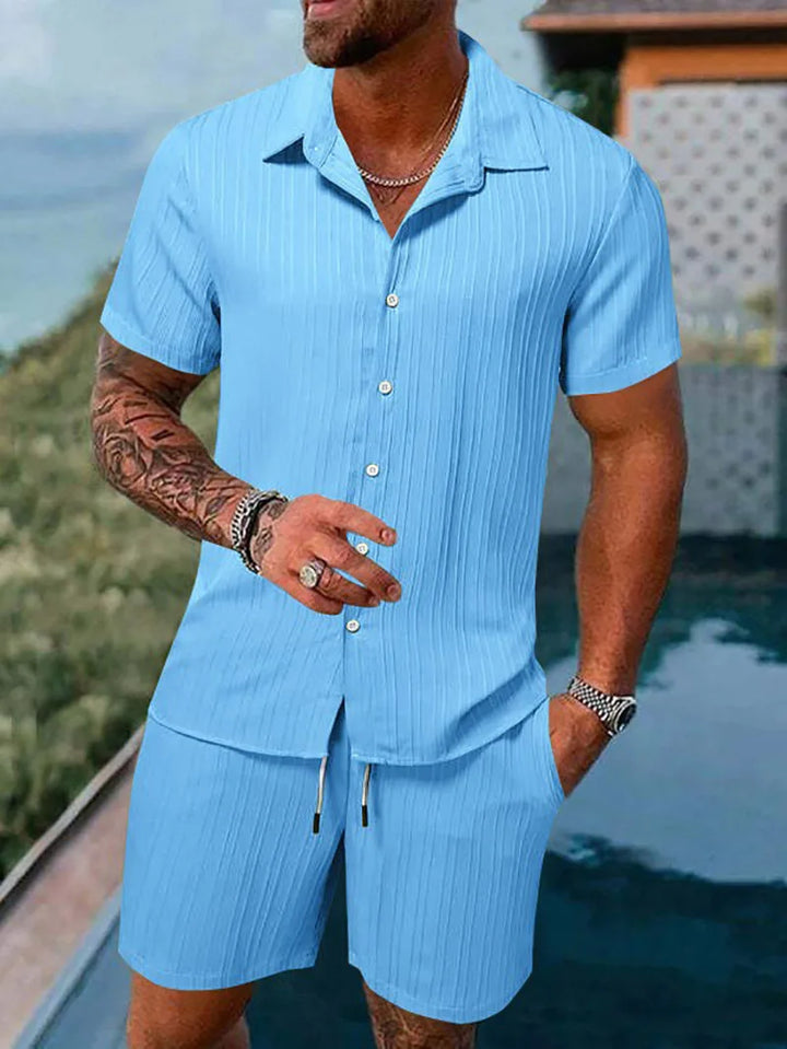 Bequemer Herren Zweiteiler für den Sommer: Kurzarmhemd und lockere Shorts mit Strukturmuster.