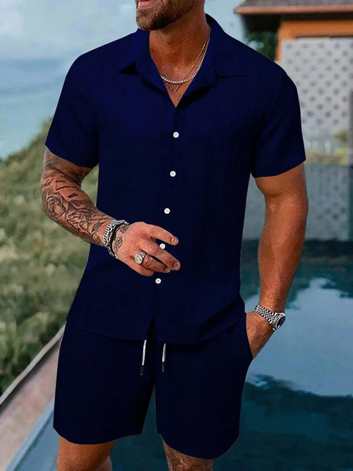 Modisches Herren Sommer Outfit: Kurzarmhemd und Shorts mit feinem Struktur-Look.