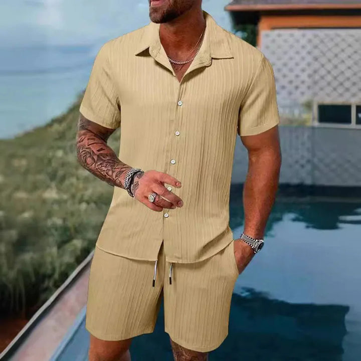 Nahaufnahme der lässigen Herren Shorts mit Strukturmuster, perfekt für Strand und Urlaub.