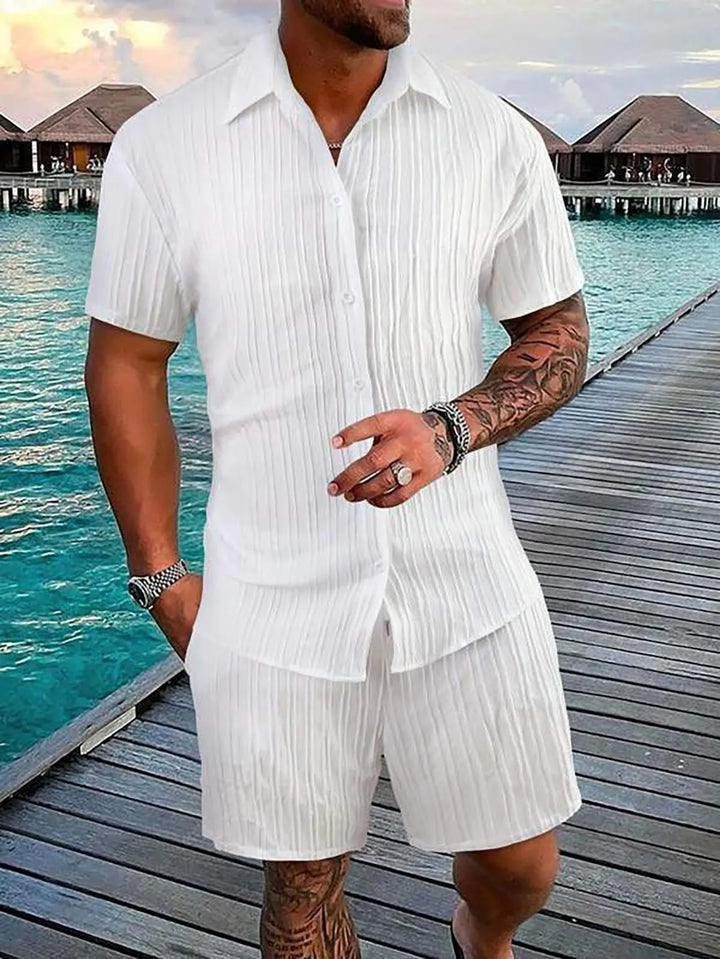 Komplettes Herren Sommer Freizeit Set: Strukturiertes Kurzarm Hemd und passende Shorts.