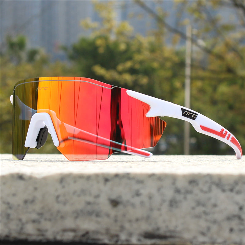 Leichte Herren Sportbrille mit UV400 Schutz, ideal zum Laufen & Autofahren; komfortabel & robust.