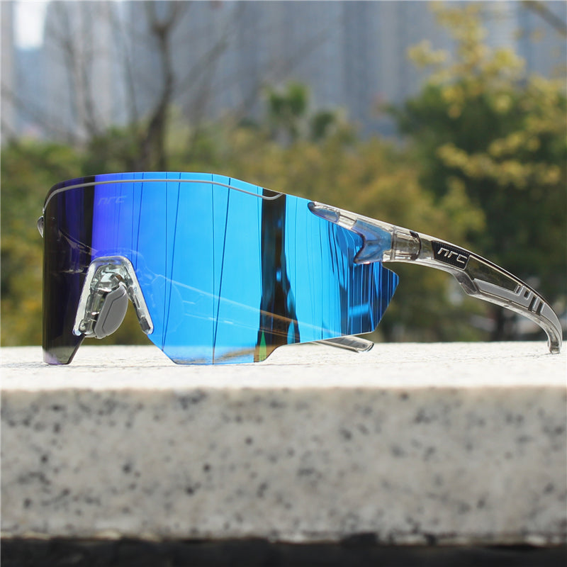 Moderne Herren Shield Sonnenbrille aus Polycarbonat mit Spiegelglas. Perfekt für Outdoor-Aktivitäten.