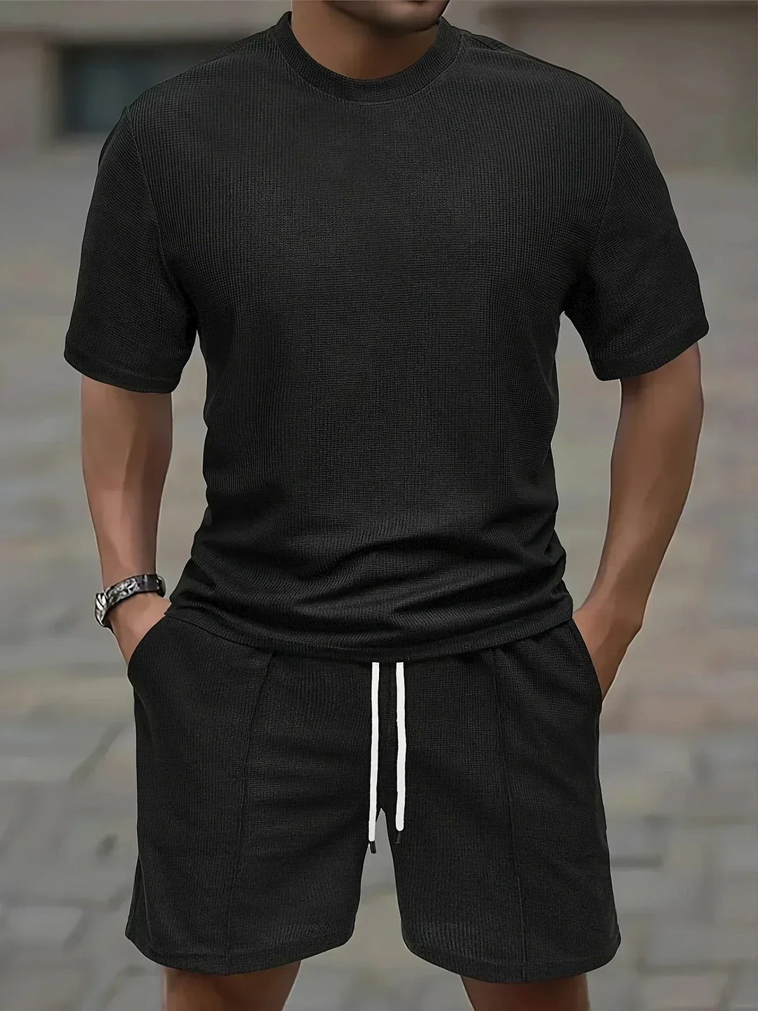 Herren Sportanzug zweiteilig: Lässiges Kurzarm-Shirt und Shorts Set für Sommer-Freizeit.
