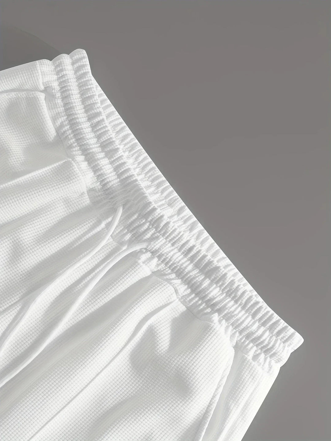 Lässiges Herren Sommer-Set: Bequeme Sportkleidung mit Shorts und T-Shirt.