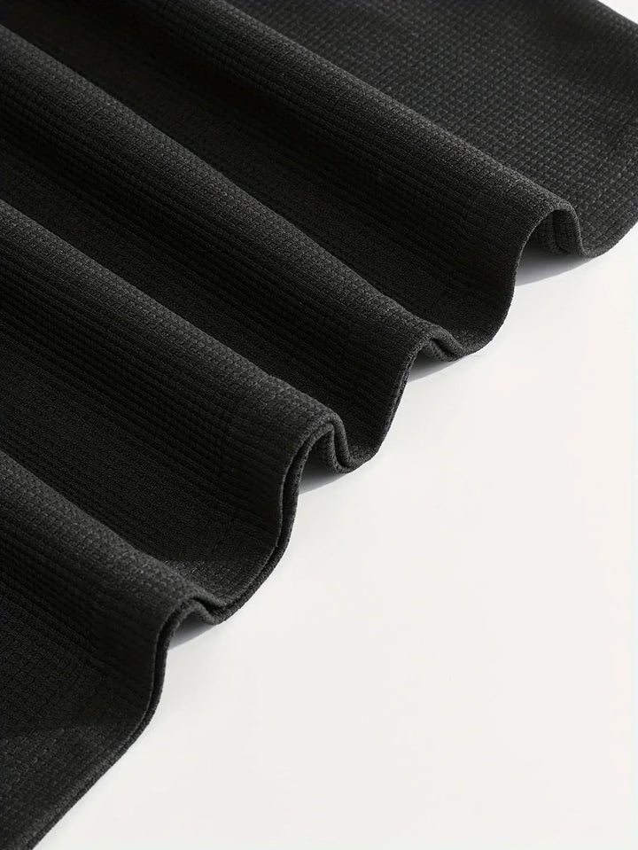 Sportliches Herren Set: Atmungsaktiver Stoff, Shorts und Kurzarm-Shirt für Freizeit.