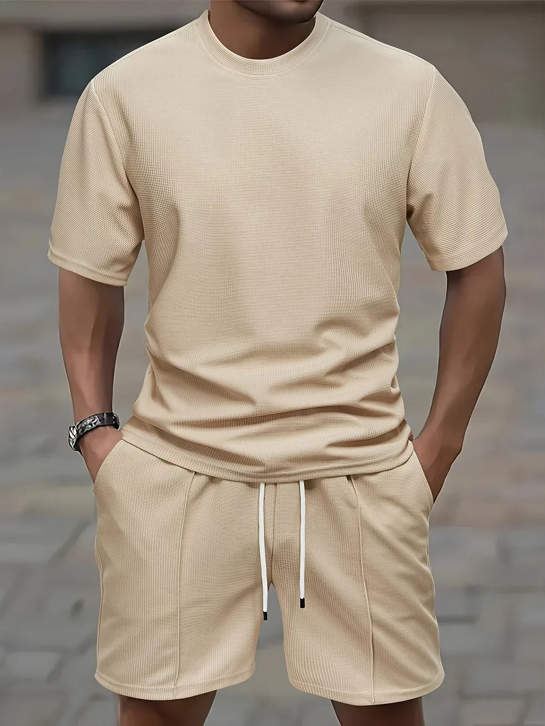 Sportliches Herren Set: Zweiteilige Freizeitkleidung mit Shorts und Kurzarm-Shirt.