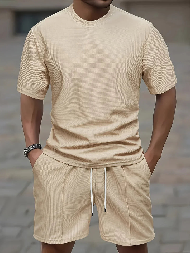 Sportliches Herren Set: Zweiteilige Freizeitkleidung mit Shorts und Kurzarm-Shirt.