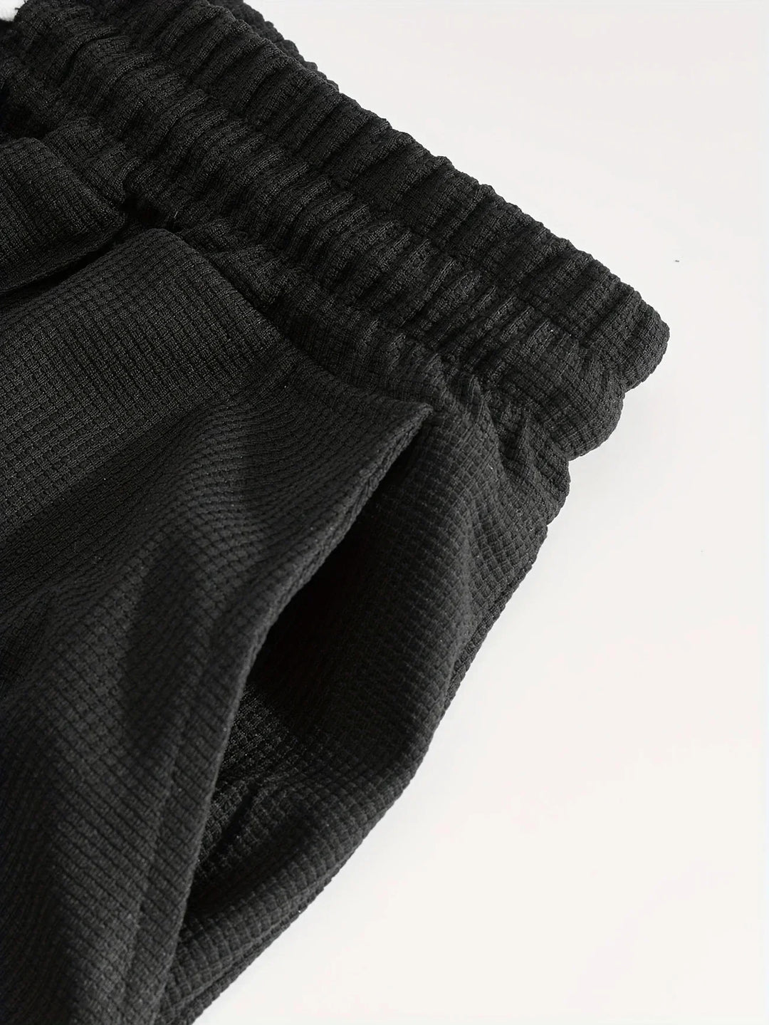 Komfortables Herren Outfit: Zweiteiliges Sport-Set, atmungsaktiv und leicht.