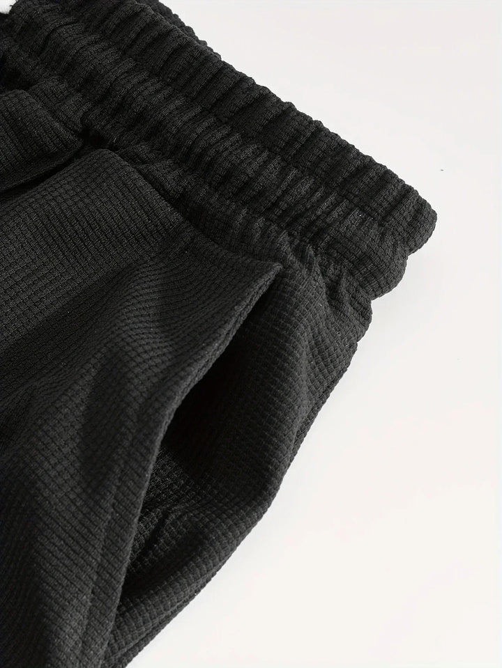 Komfortables Herren Outfit: Zweiteiliges Sport-Set, atmungsaktiv und leicht.