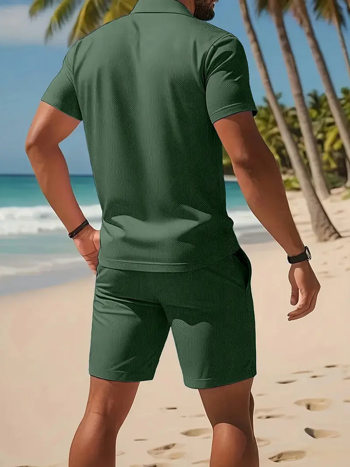 Sommerliches Herren Freizeitanzug, bequem und stylisch für sonnige Tage.