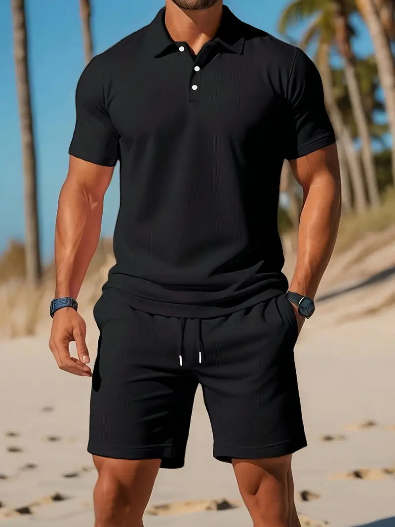 Modernes Herren-Sommeroutfit: Bequemes Sportset mit kurzen Ärmeln & Shorts.