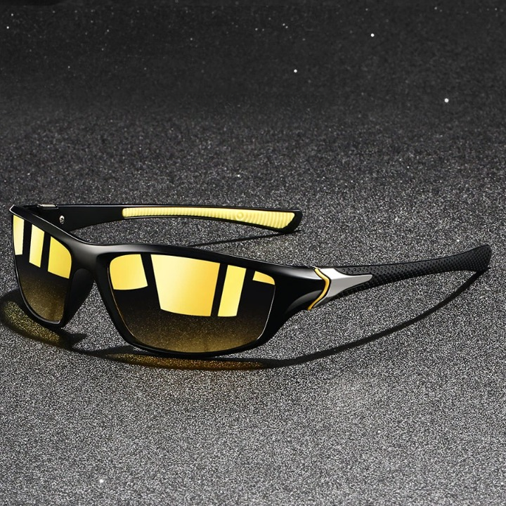 Leichte Herren Sportbrille mit robustem Rahmen und Spiegelgläsern. Perfekt für aktive Sportler.