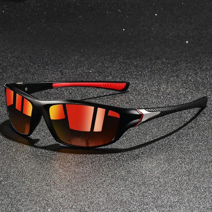 Mann trägt UV400 Sportsonnenbrille beim Radfahren im Freien. Komfortabler Schutz für die Augen.