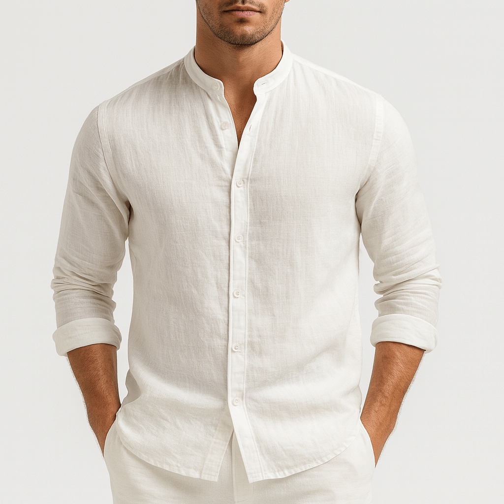 Mann trägt lässiges Stehkragen-Langarmhemd in casual Freizeit-Outfit. Moderner, bequemer Look für Herren.