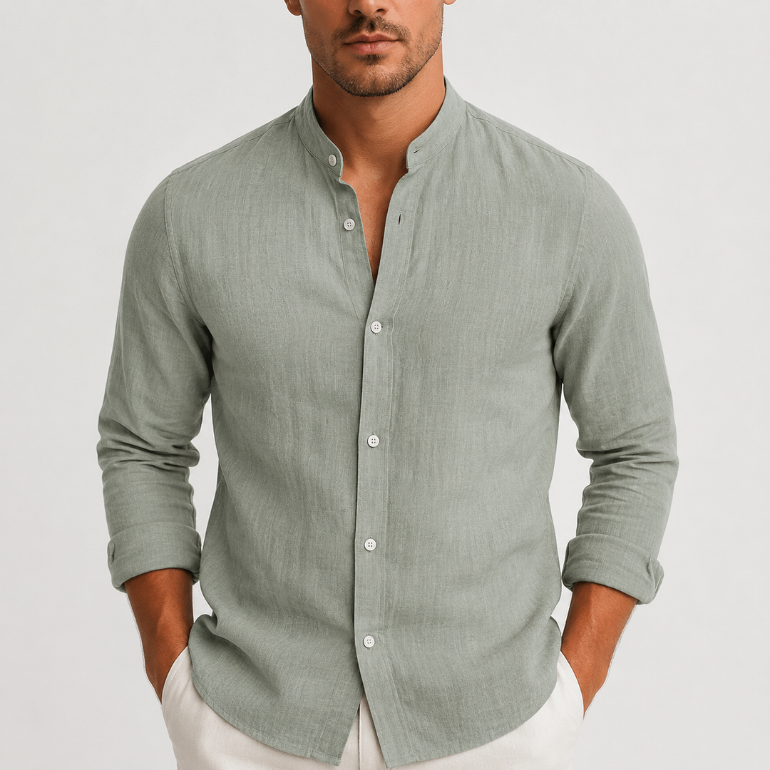 Rückenansicht des bequemen Herren Stehkragenhemdes. Lässiges Langarmhemd, perfekt für elegante Freizeitoutfits.