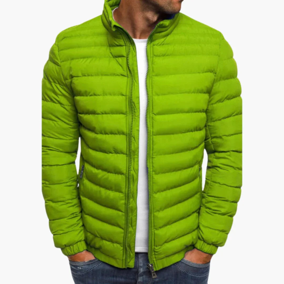 Mann trägt stilvolle, gesteppte Herrenjacke, perfekt für urbane Übergangsmode.