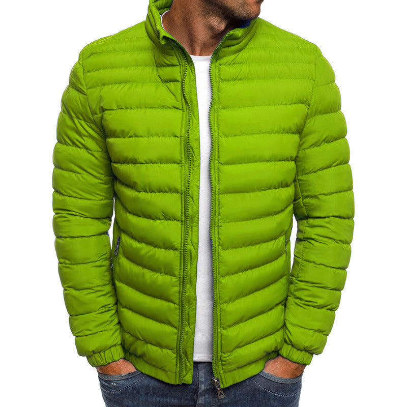 Mann trägt eine moderne Herren Steppjacke in Schwarz, ideal für kalte Tage und Freizeitmode.