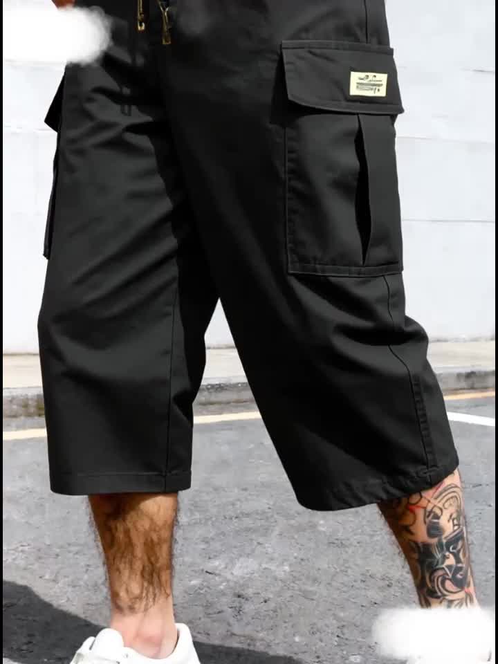Mann trägt bequeme Herren Streetwear Cargo Shorts, perfekter Sommer-Freizeit-Look.