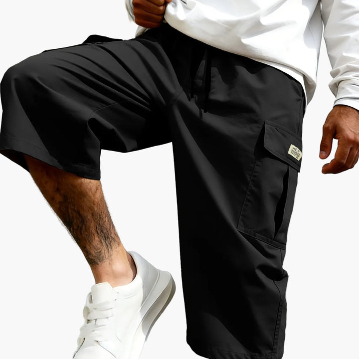 Graue Herren Cargo Shorts, bequem & vielseitig für urbane Abenteuer & Entspannung.