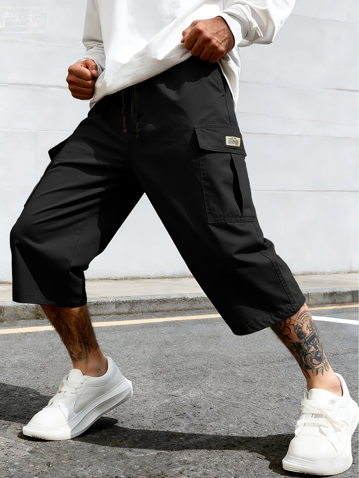Detailansicht der Seitentaschen an den Herren Streetwear Cargo Shorts.