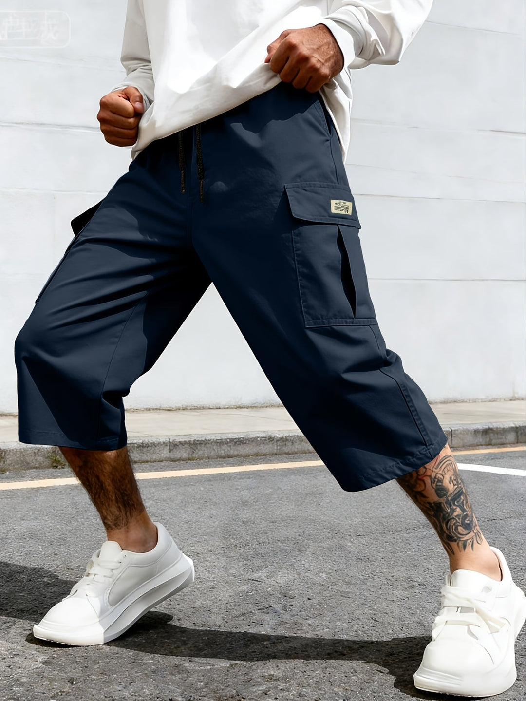 Herren Cargo Shorts in Schwarz, ideal für urbane Freizeitlooks & stylische Auftritte.